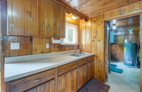 Charming Michigan Cottage with Sunroom and Lake Access - Foto 9