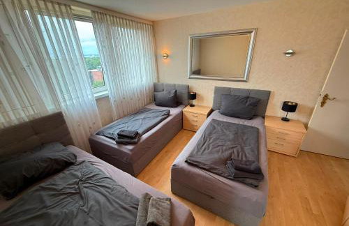 Zentrales Apartment für bis zu 6 Personen mit Balkon, Parkplatz, Waschmaschine & direkten Einkaufsmöglichkeiten - Foto 5