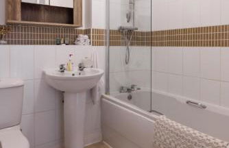 Spacious 4-Bedroom House in Aylesbury Ideal for Contractors Professionals or Larger Families - Foto 43