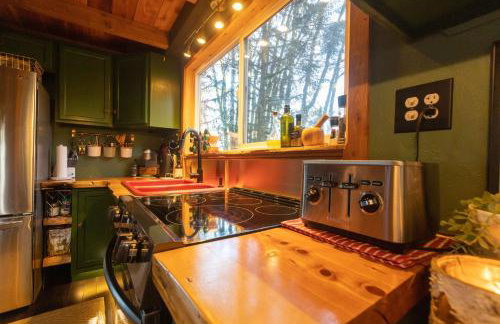 Luxurious European Chalet in the Forest with Riverview - Foto 14