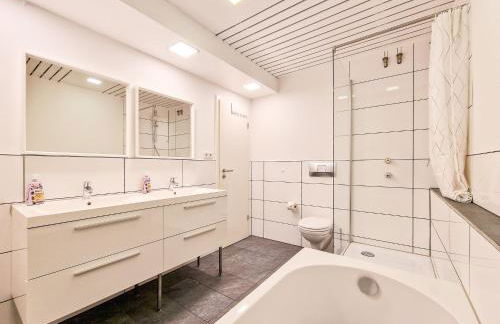 Tolstov Apartments - 1 or 3 Room Apartments - 20 Min Messe DUS and Old Town DUS - Foto 32