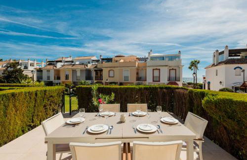 Holiday Home next to the beach, with private terrace, BBQ and incredible sea-view solarium - Photo 4