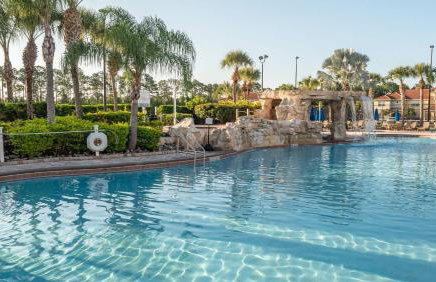 Near Disney - 5BR Home- Games Pool Hot Tub & BBQ - Foto 26