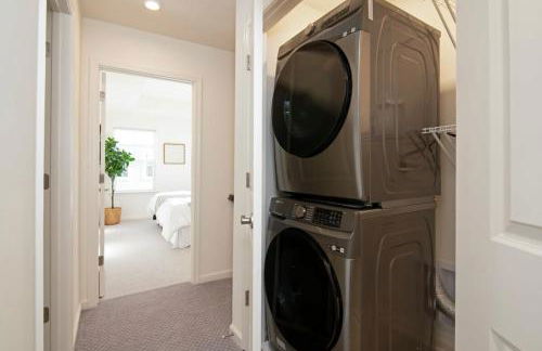 New Intown Waterfront Townhome wPool & Location - Foto 13