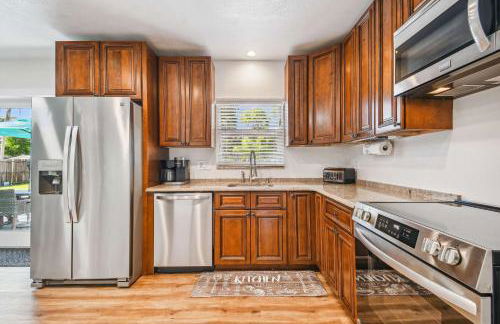 Tropical Retreat with Heated Pool & Firepit - Foto 12