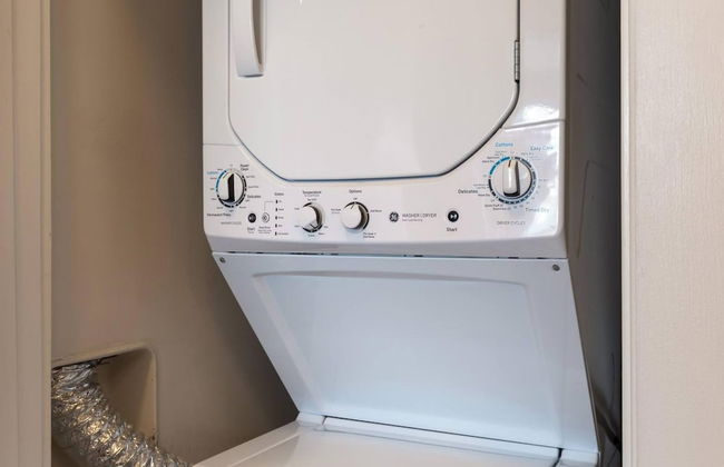 Vibrant 2-Story Apartment with Apple TV - Foto 17