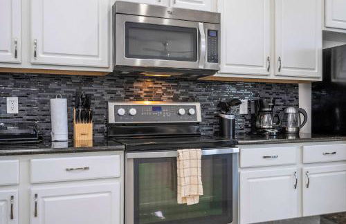 4BR Lakefront - Themed Rooms - Pool & BBQ! - Foto 34