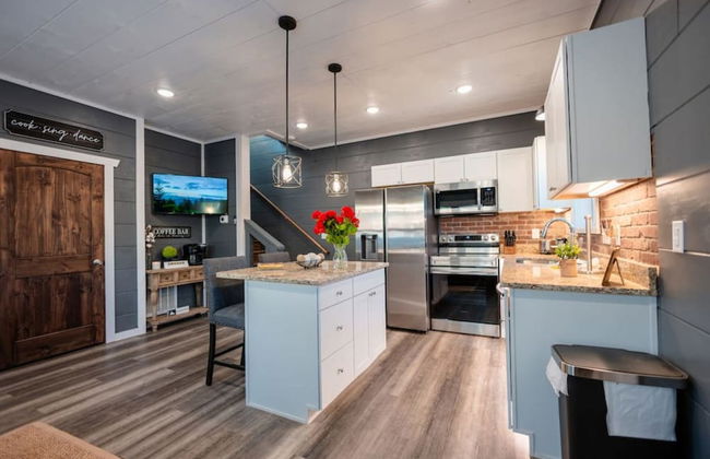 Romantic Cabin Retreat By Ghosal Luxury Lodging - Photo 8