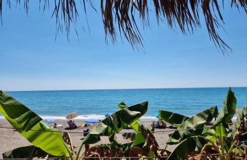 Private Beach Villa for 6 with Seaview, Pool & big Sun Terrace - Foto 44