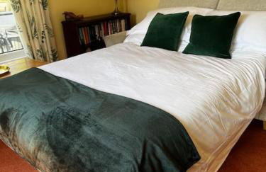 A spacious hidden gem with hot tub, lovely garden & views - Foto 10