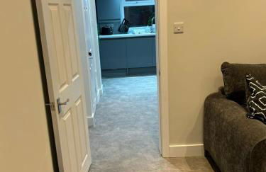 3 Bedroom home, with 4 beds, parking, walk to station & town centre families and business visitors welcome - Foto 9