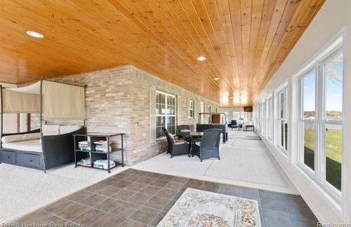 Newer Cottage on the Lake, ample space for boats - Foto 25