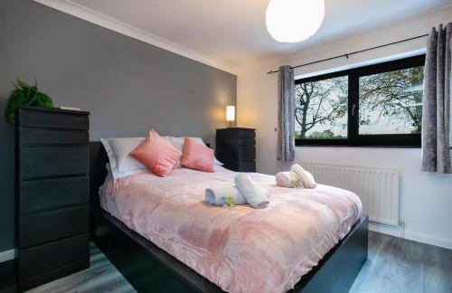 Stylish 2-Bed Home in Nottingham WiFi - Pass the Keys - Photo 12