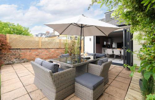 Luxury Family Home in Central Windsor with Large Garden, Games Room, Office, Parking & Pet-Friendly - Photo 38