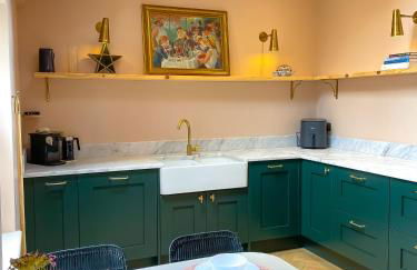 Spacious home in Leeds ideal for gatherings with free parking - Foto 43