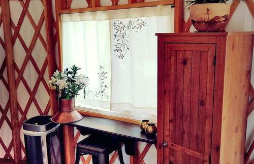 Unique Yurt Rental on Peony Farm with Riverfront View in Clyde, North Carolina - Foto 17