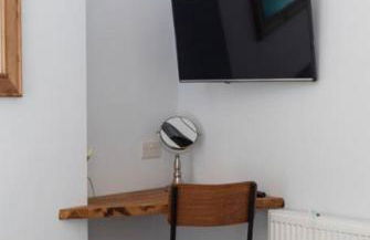 Beautiful Two Bed Mumbles Flat - with parking space - Foto 13