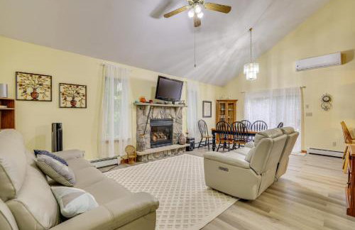 Private Hot Tub Lakefront Poconos Home! - Foto 5