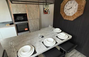 Modern 2 Bedroom Private Detached Cottage - Photo 23