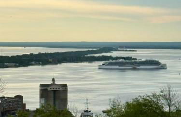 Comfy, Close to Downtown with Lake & Lift Bridge Views - Foto 48