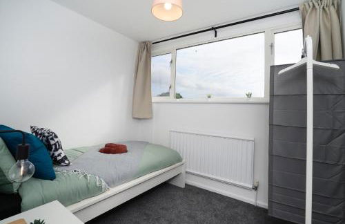 Spacious - 3 Bed - Free Parking - by Holiday Homes - Foto 5