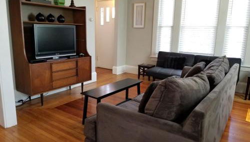 Bright Front Facing Unit - Private Front Farmers Porch - Foto 2