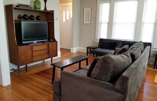 Bright Front Facing Unit - Private Front Farmers Porch - Foto 2