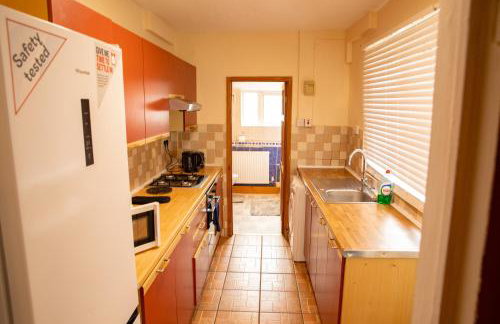 Mansfield House - Sleeps 10, Free Parking, WiFi - Weekly & Monthly Stay Deals! - Foto 10