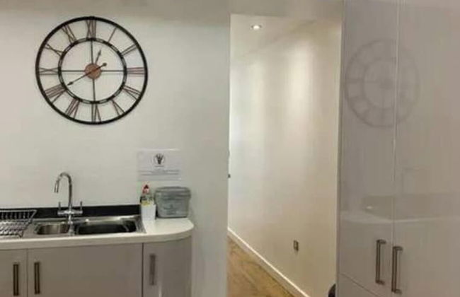 Immaculate 2-bed Apartment in Leigh - Photo 16