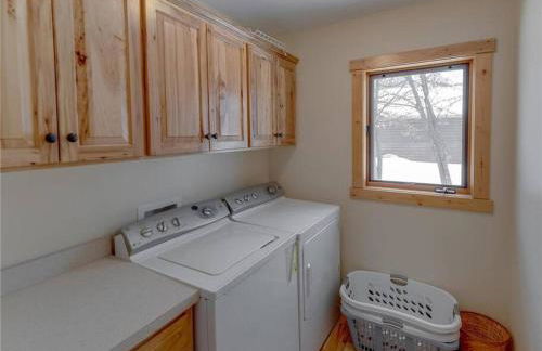 Large Log Home on Lake with Hot Tub - Foto 41