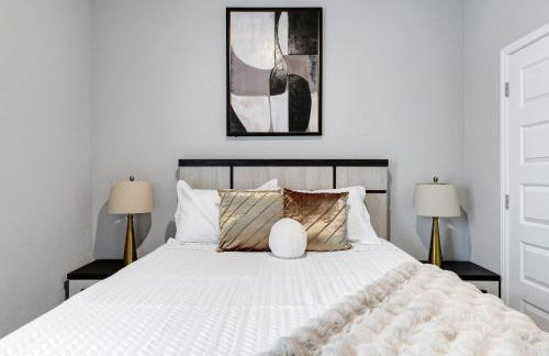 Stylish Hot Tub Retreat BBQ Yard Games WiFi Pets - Foto 35