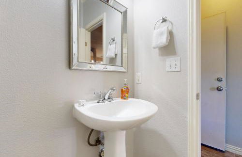 Charming family friendly home, enclosed backyard & 20 miles from San Antonio - Foto 17