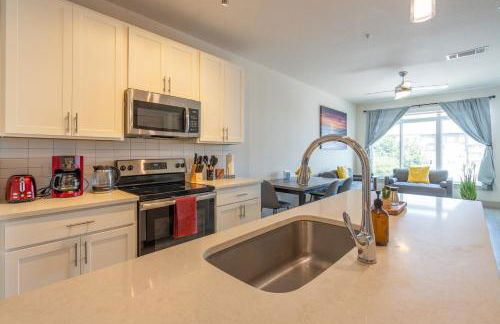 Top Floor City Views! King Bed Pool Gym Free Parking - Foto 24