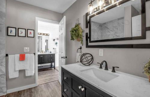 Modern Townhome with Decks Fireplace & Mountain Views - Foto 17