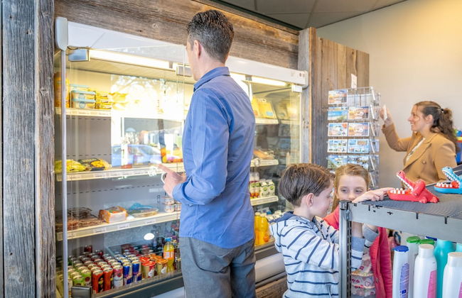 Restyled Bungalow With 2 Bathrooms, Near the Beach - Photo 8