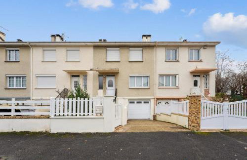 Chic house with a master suite, parking, terrace, and garden - Foto 14