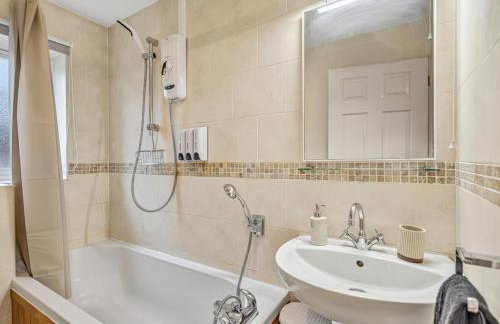 Modern Terraced House with Private Garden, Near Airport & MET Office - Foto 8