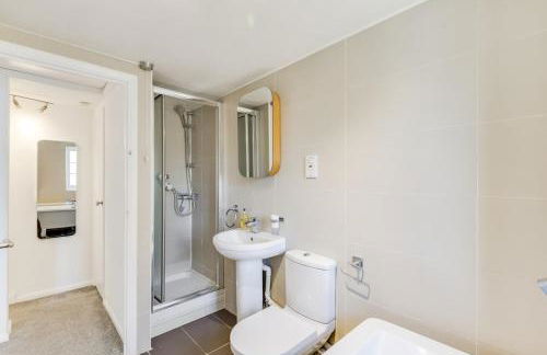 Cozy Riverside Cottage in Hertford Town with Parking - Foto 19