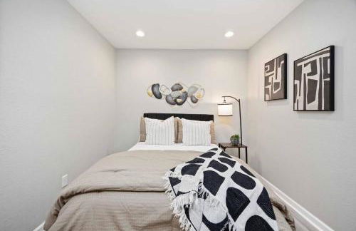 Steps from the Best of the Heights-Modern Comfort! - Foto 15