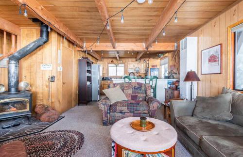 Quaint Cabin in Serene Lakes - Close to Skiing! - Foto 13