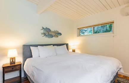 Sunny Side Island Retreat by Avantstay Backyard - Photo 56