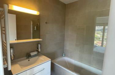 Cannes Marina Résidence Le Surcouf - Studio de 28m2 au 10ème étage avec piscine, terrasse, parking, vue montagne et port : Mandelieu-La Napoule - Foto 13