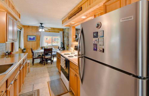 Lakefront Retreat with Pedal Boat and Dock in Kalkaska - Foto 6