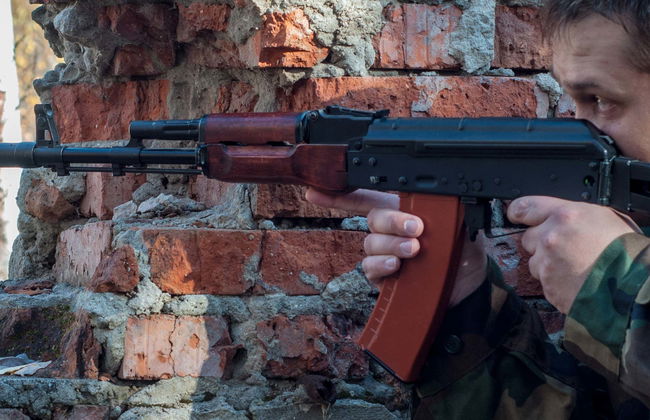 Prática de tiro com Kalashnikov - Foto 1