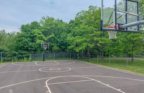 Cozy Poconos Retreat Hot tub, Game room and igloo - Foto 22