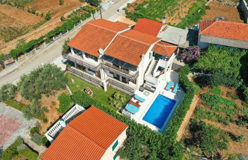 Relaxing Holiday Home With Pool, Fitness Area, and Entertainment Facilities - Photo 21