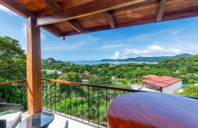 2-Bedroom Ocean-View Condo with Pool - Foto 1