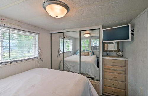 Middle Bass Island Escape Resort Pool and Bar! - Foto 10