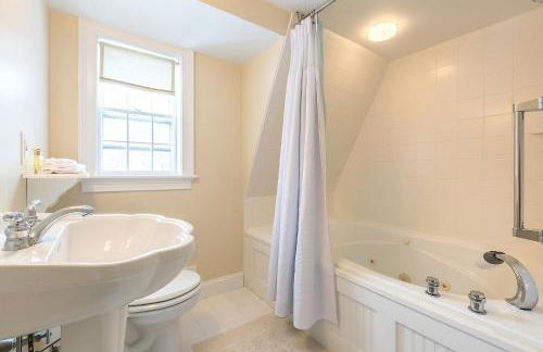 Private Tavern, Hot Tub, 8-Fireplaces, Spa Baths, Fire Pit, Baths Ensuite - Shop or Ski! - Foto 34