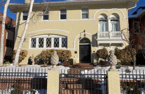 Pineapple House, Spacious 1st Floor Apartment! City Center! 96 Walk Score! FREE parking! - Foto 2